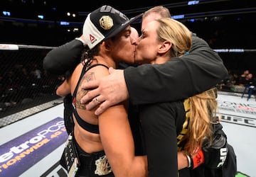 
De compa?eras de entrenamiento a amantes. Nunes y Ansaroff fueron peleadoras de las divisiones femeninas de peso gallo y peso paja del UFC. Se conocieron entrenando juntas y con el tiempo comenz un romance que jams han escondido. En 2016, Amanda se convirti en la primera luchadora homosexual en ganar un cinturn de la UFC (Peso Gallo).
