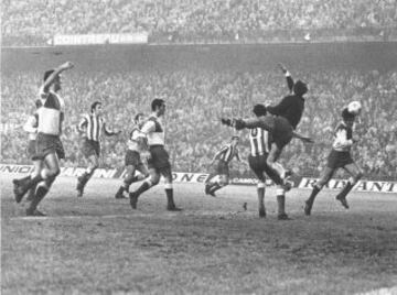 11 de septiembre de 1971. A partir de este día el Manzanares pasó a llamarse Vicente Calderón. El Atlético se medía al Sabadell (5-0) en la segunda jornada de la Liga. Gárate (3), Aragonés y Becerra, los goleadores.