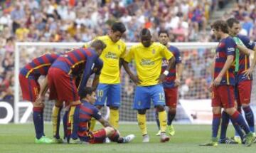 Messi cayó al suelo tras un bloqueo del defensa de Las Palmas Bigas que interceptó un disparo del argentino en boca de gol y Leo salió mal parado al chocar ambas piernas con el balón entre ellas a su disparo, tuvo que ser atendido por los médicos del Barcelona en el minuto 5.
