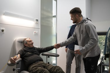 El Málaga visita a los pacientes del Hospital Quironsalud por Navidad