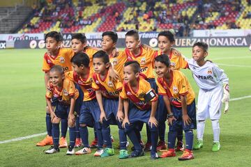 Los niños protagonizaron los protocolos de la jornada 16