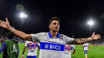 Chile's Universidad Catolica Argentine Fernando Zampedri celebrates after scoring against Peru's Sporting Cristal during the Copa Libertadores group stage first leg football match, at the San Carlos de Apoquindo in Santiago, on April 12, 2022. (Photo by MARTIN BERNETTI / AFP)