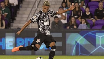 Cantillo deja buena impresi&oacute;n en su debut con Corinthians