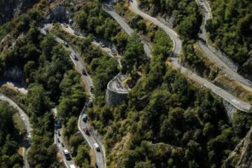 El pelotón en la subida a Montvernier.