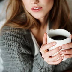 Si usas siempre la misma taza para el café, la psicología dice que tienes estas características