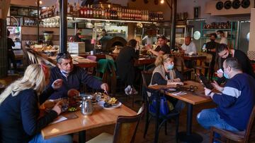 People eat at the Hamotzi restaurant in Jerusalem, on March 7, 2021, after Israel reopened restaurants, bars and cafes to vaccinated "green pass" holders. - Israel took another step towards post-pandemic normalcy, with about 40 percent of the population fully inoculated against the coronavirus. (Photo by MENAHEM KAHANA / AFP)