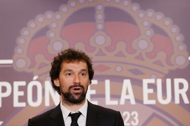 El capitán del Real Madrid de baloncesto, Sergio Llull, da un discurso durante la recepción ofrecida por la Comunidad de Madrid al Real Madrid de baloncesto por proclamarse campeón de la Euroliga.