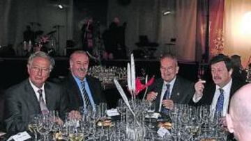 <b>CENA NAVIDEÑA. </b>Del Bosque y Villar, en la cena con la Prensa.
