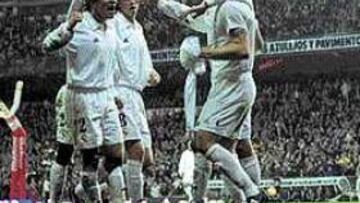 <b>UNA PIÑA.</b> Los jugadores del Real Madrid celebran uno de los goles con los que han remontado el tanto inicial del Alavés.