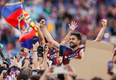 El Levante celebra el t赤tulo por todo lo alto