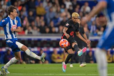 0-1. Recibe el balón Lamine Yamal en su banda, avanza hacia dentro y en el balcón del área suelta un zurdazo que entra por la escuadra del palo largo de Joan García. Imparable para el guardameta perico.