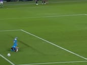 Estos tiros son los más complejos para los arqueros y Bravo resolvió así