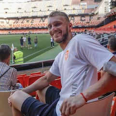 La lista de salidas Singapur empieza por Guedes y Cillessen