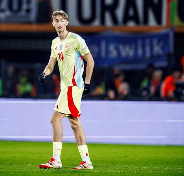 El defensa central se estrena con España contra la selección del país dónde nació. Los aficionados holandeses le pitaron por haber elegido jugar con la selección española.