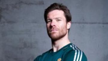 <b>REESTRENO. </b>Xabi Alonso posa con la camiseta de color verde.