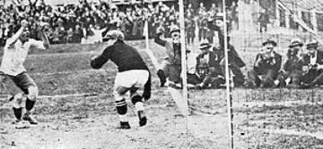 El uruguayo fue el primer charrúa en hacer gol en una Copa del Mundo, haciendo un hat trick en contra de Yugoslavia en 1930.
