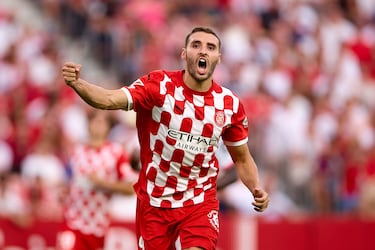 El verano de 2024, tras su paso por el Sporting de Braga,  fichó por el Girona (club en el que sigue en la actualidad) para cinco temporadas con un coste de 9 millones de euros y un 10% de la plusvalía de una futura venta. 