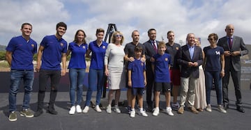 Iniesta y Deulofeu colocan la primera piedra del estadio Johan Cruyff