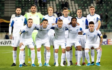 En los colores de la equipación del Dinamo de Kiev predomina el blanco, que es el color principal. El segundo color es el azul oscuro. Estos eran los colores habituales de la Sociedad Deportiva Dynamo soviética.
