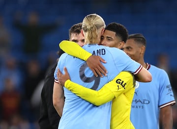 Erling Haaland, jugador del Manchester City, y Jude Bellingham, jugador del Borussia Dortmund, se abrazan tras un partido.