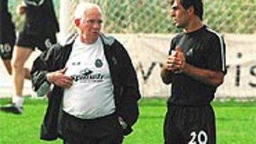 <B>DESCANSO</b>. Luis habla con Nadal, al que piensa relegar al banquillo.