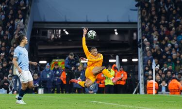 Hasta los remates más extraños pueden terminar en gol. Y MBappé anotó así el 1-1 del partido.