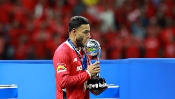MEX3160. TOLUCA (MÉXICO), 25/05/2025.- Alexis Vega de Toluca besa un trofeo este domingo, tras obtener el campeonato en un partido de la final del Torneo Clausura 2025 de la Liga MX entre Toluca y América, en el estadio Nemesio Díez en Toluca (México). EFE/ Alex Cruz