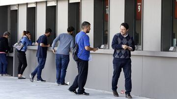 Aficionados del Atl&eacute;tico retirando hoy sus entradas en el Wanda Metropolitano.