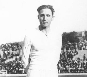 Por raro o extraño que parezca, Santiago Bernabéu se fue un año al Atlético: aconteció en 1920, aunque no se sabe muy bien las causas del motivo. Quizá pudo ser un enfado con algún compañero o con algún directivo, aunque la prueba definitiva de su deserción aparece en el Libro de Actas de la RFEF, con fecha del sábado 19 de febrero de 1921. El caso es que jugó un encuentro frente al Recreativo Español.