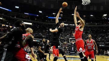 MEM02. MEMPHIS (TN, EE.UU.), 15/01/2017.- Taj Gibson (2i) y Robin L&oacute;pez (d) de Bulls ante Marc Gasol (2d) y JaMychal Green (i) de Grizzlies hoy, 15 de enero de 2017, durante un juego de la NBA en el FedExForum in Memphis, Tennessee. EFE/MIKE BROWN