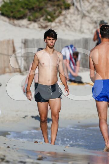 El jugador portugués disfruta de las maravillosas playas ibicencas en compañía de un nutrido grupo de amigos mientras espera decidir su futuro.