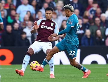 Soccer Football - Premier League - Aston Villa v AFC Bournemouth - Villa Park, Birmingham, Britain - October 26, 2024 Aston Villa's Ollie Watkins in action with AFC Bournemouth's Julian Araujo Action Images via Reuters/Andrew Boyers EDITORIAL USE ONLY. NO USE WITH UNAUTHORIZED AUDIO, VIDEO, DATA, FIXTURE LISTS, CLUB/LEAGUE LOGOS OR 'LIVE' SERVICES. ONLINE IN-MATCH USE LIMITED TO 120 IMAGES, NO VIDEO EMULATION. NO USE IN BETTING, GAMES OR SINGLE CLUB/LEAGUE/PLAYER PUBLICATIONS. PLEASE CONTACT YOUR ACCOUNT REPRESENTATIVE FOR FURTHER DETAILS..