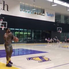 LeBron está para volver ya: su hipnótico entrenamiento con tiros de 30 metros y a una mano