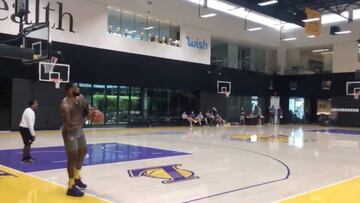 LeBron est¨¢ para volver ya: su hipn¨®tico entrenamiento con tiros de 30 metros y a una mano