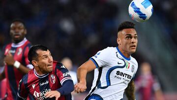 Soccer Football - Serie A - Bologna v Inter Milan - Stadio Renato Dall'Ara, Bologna, Italy - April 27, 2022 Inter Milan's Lautaro Martinez in action with Bologna's Gary Medel REUTERS/Jennifer Lorenzini