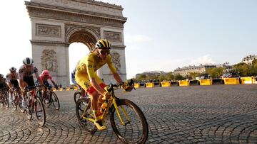 Tadej Pogacar rueda con el maillot amarillo delante del Arco del Triunfo en la &uacute;ltima etapa del Tour de Francia 2020 en Par&iacute;s.