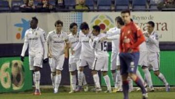Parejo celebra el primer gol del Valencia con sus compañeros.