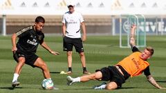 Eden Hazard y Toni Kroos en el entrenamiento del Madrid.