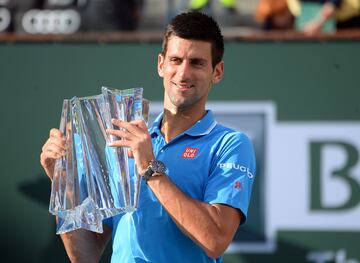 Djokovic posa con el trofeo de Indian Wells de 2015.