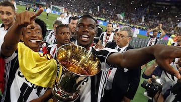 Juan Guillermo Cuadrado y Paul Pogba celebrando el título de la Copa Italia con Juventus.