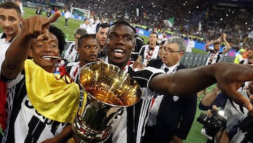 Juan Guillermo Cuadrado y Paul Pogba celebrando el t&iacute;tulo de la Copa Italia con Juventus.