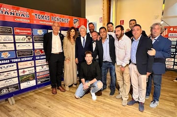 Miembros de la Peña Atlética Cuatro Bandas Tomás Reñones, de Ronda, posan con Enrique Cerezo en la cena.