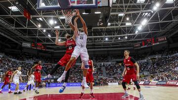 Walter Tavares realiza un mate ante Nemanja Radovic durante el Tecnyconta Zaragoza-Real Madrid.