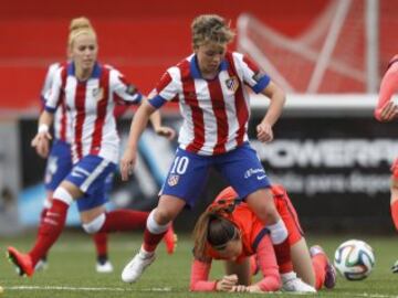 Sampedro intenta llevarse el balón. 