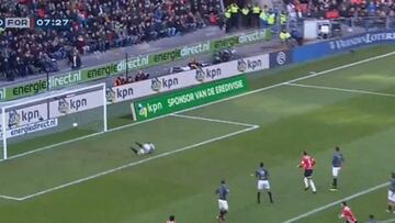 Despiste del defensa y golazo de Pereiro