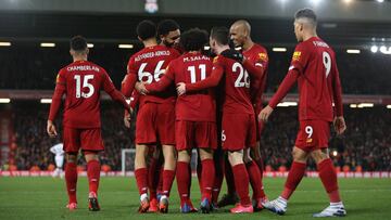 Los jugadores del Liverpool, celebrando un gol durante un partido.