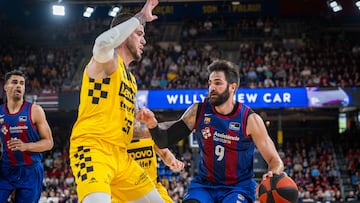 Ricky Rubio, base del Barcelona, trata de superar la defensa de Fran Guerra, p¨ªvot del Lenovo Tenerife en el primer partido del playoff de la Liga Endesa.