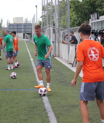 Dani Olmo pelotea con uno de los niños de su Campus.