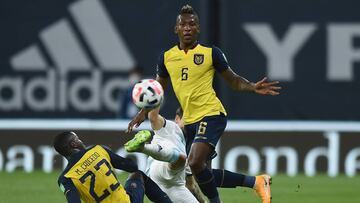 BUENOS AIRES, ARGENTINA - OCTOBER 08: Lucas Martinez Quarta of Argentina fights for the ball with Moises Caicedo and Pervis Estupi&ntilde;&aacute;n of Ecuador during a match between Argentina and Ecuador as part of South American Qualifiers for Qatar 2022