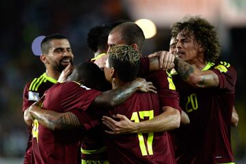 Su bandera esta formada de rojo, azul y amarillo y con estrellas de color blanco. Su selección es conocida como La vinotinto.